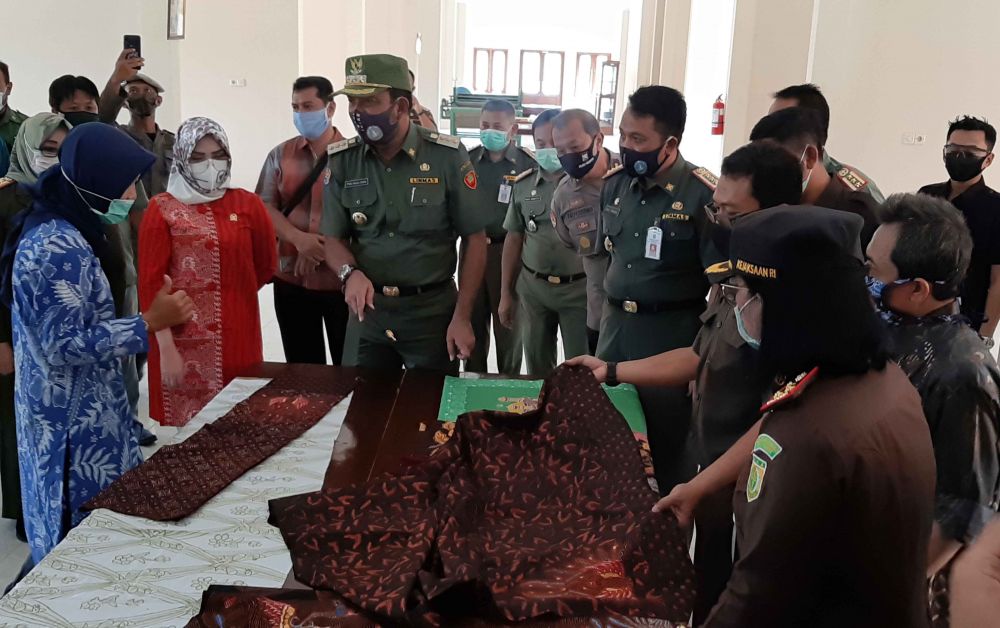 Bupati Ipong Muchlissoni melihat pelaksanaan uji coba new normal di Ponorogo