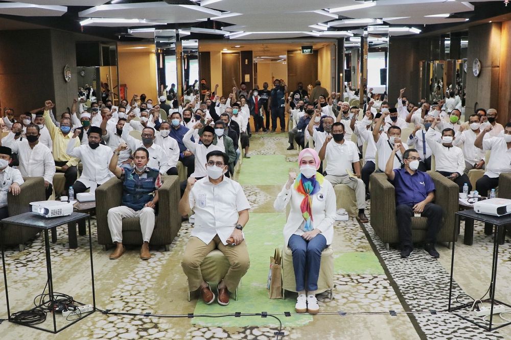 Calon Wali Kota Surabaya Machfud Arifin bersama pengurus RT/RW Gunung Anyar di Hotel Mercure