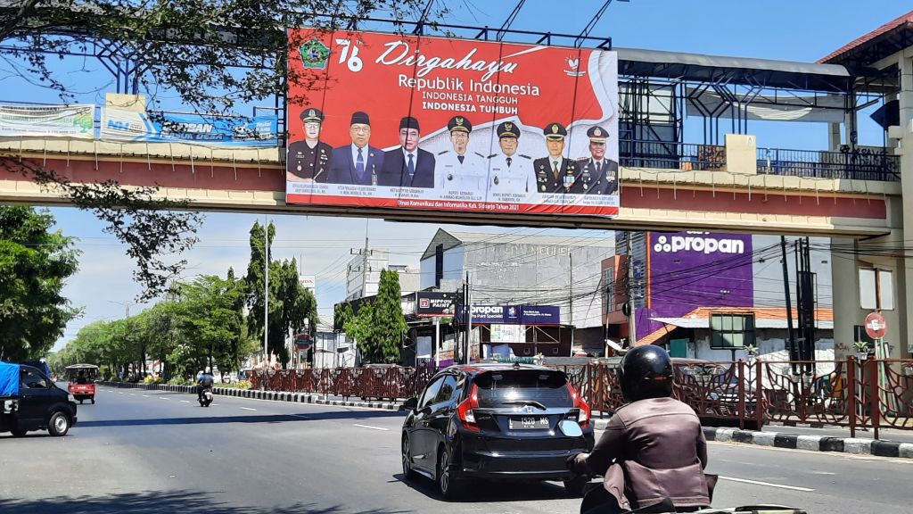 Baliho Dirgahayu Kemerdekaan ke-76 RI di Sidoarjo yang Salah Cetak Diganti Baru