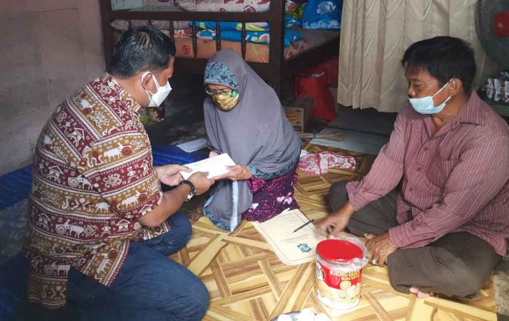 Giliran Golkar Surabaya Ulurkan Bantuan untuk Nenek Sumirah