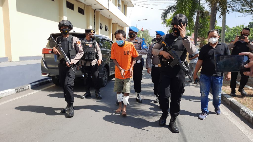 Edy Susanto, tersangka pembunuhan terhadap Riski Ardiyanto ketika rilis di Mapolres Mojokerto.
