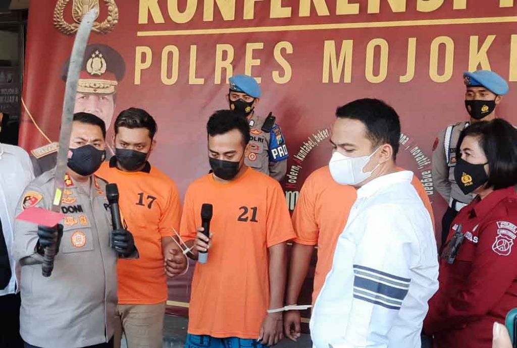 Mabuk Miras, 3 Pria Mojokerto Sabetkan Pedang hingga Tangan Pemuda Hampir Putus