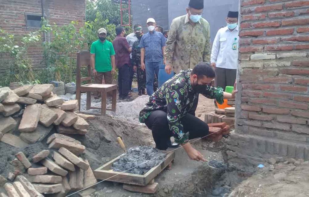 Bareng Baznas, Wali Kota Hadi Bedah Rumah Warga hingga Salurkan 50 Ekor Kambing