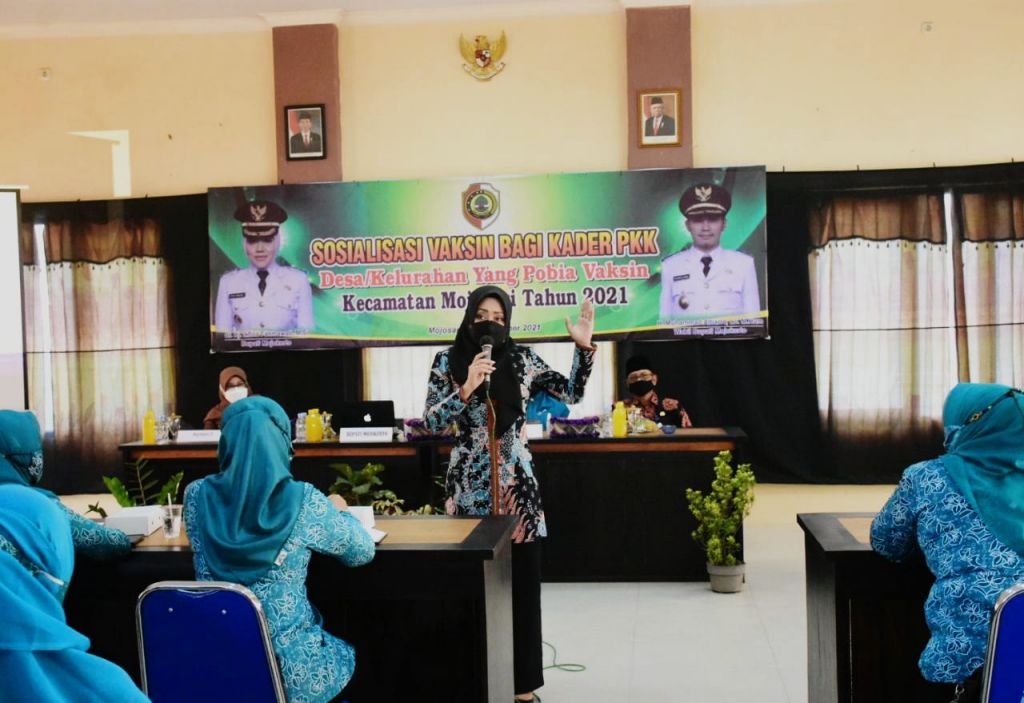  Bupati Ikfina sosialisasi pentingnya Vaksin Covid-19 ke warga