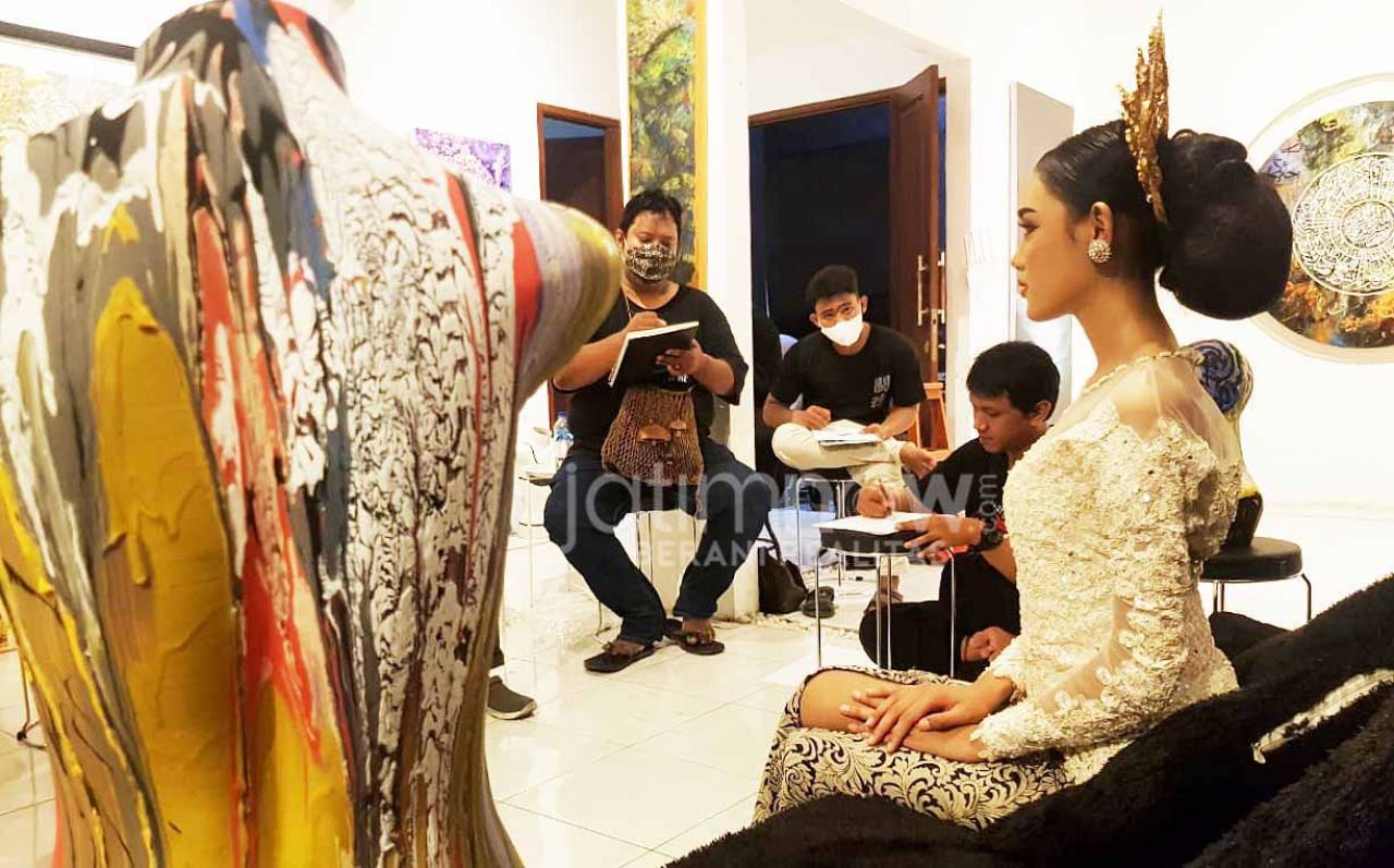 Acara Live Sketch model di pameran GresArt. (Foto: Sahlul Fahmi/jatimnow.com)