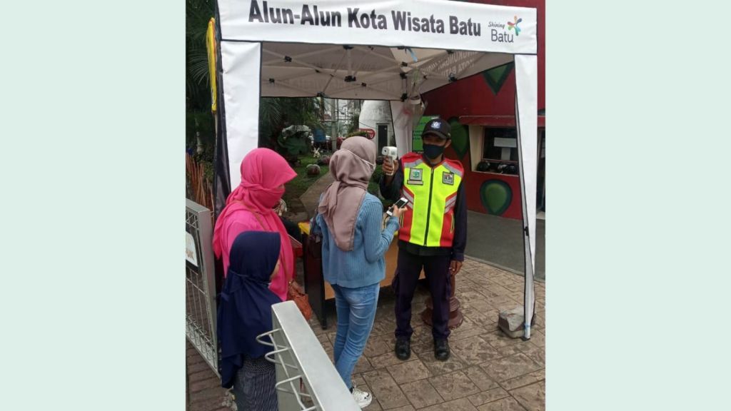 Alun-alun Kota Batu buka kembali untuk umum pasca status PPKM turun ke level 2. (Foto: Galih Rakasiwi/jatimnow.com)