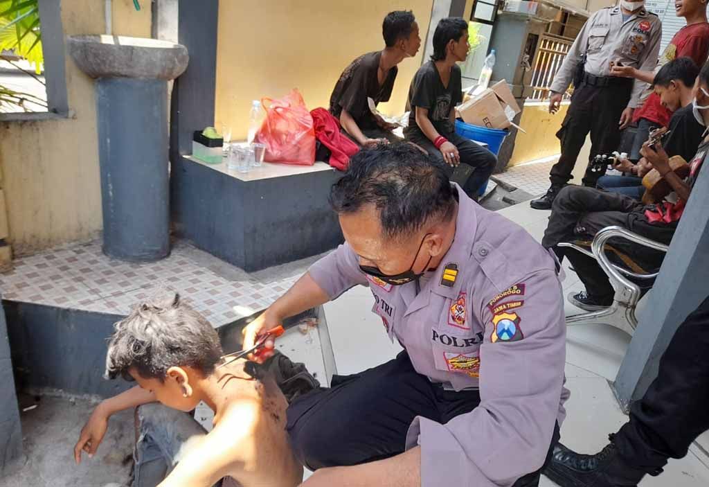 Polisi memotong rambut anak punk yang terjaring razia (Mita/jatimnow.com)
