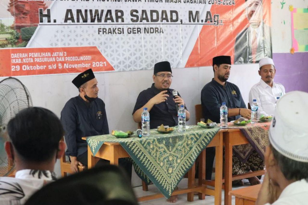 Wakil Ketua DPRD Jatim Anwar Sadad saat menerima keluhan para guru madin di Pasuruan
