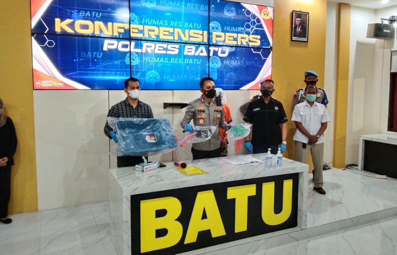 Barang bukti dan pelaku penganiayaan balita dibeber di Mapolres Batu
