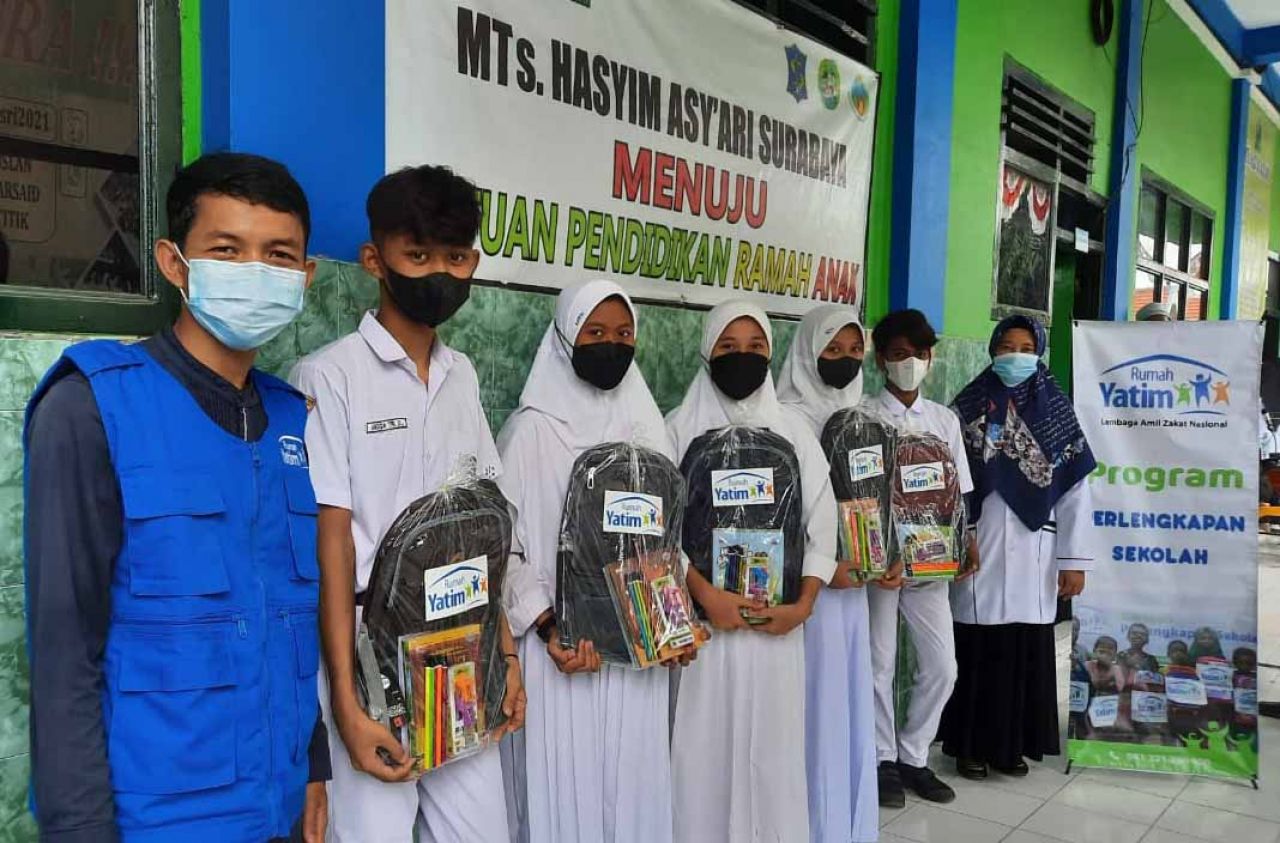 Rumah Yatim Salurkan 3 Program Bantuan Sekaligus untuk MTs Hasyim Asy'ari