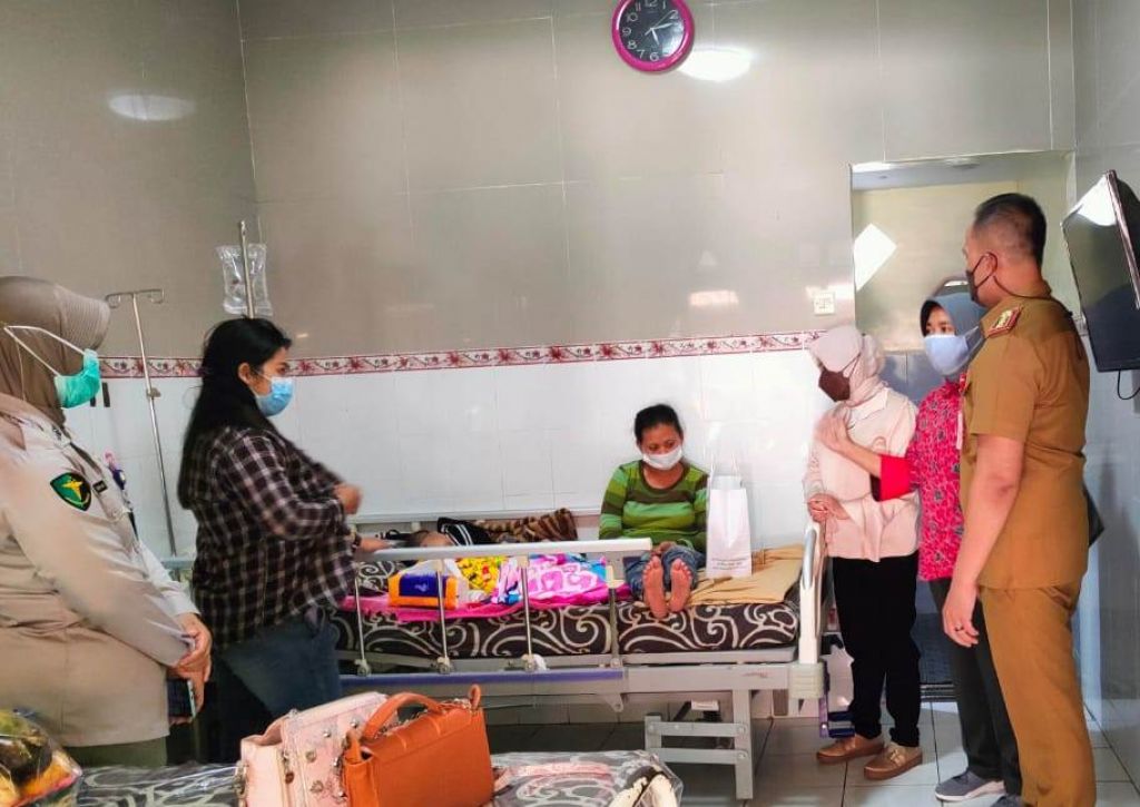 Kondisi balita NS usai menjadi korban penganiayaan calon ayah tiri. (Foto: Istimewa)