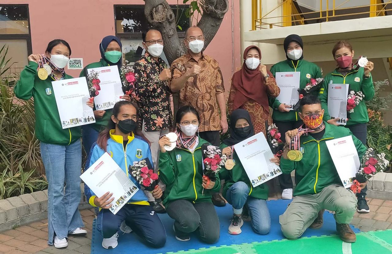 Rektor UMSurabaya Beri Bonus Rp 100 Juta untuk Atlet PON XX asal Kampusnya
