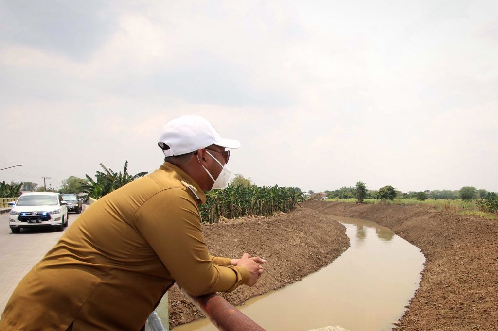 Bupati Gresik Fandi Akhmad Yani saat meninjau Kali Lamong. (Foto: Sahlul Fahmi/jatimnow.com)