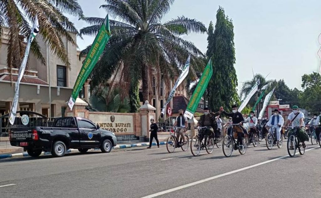 Gowes Bersarung Pemkab Ponorogo Pecahkan Rekor MURI