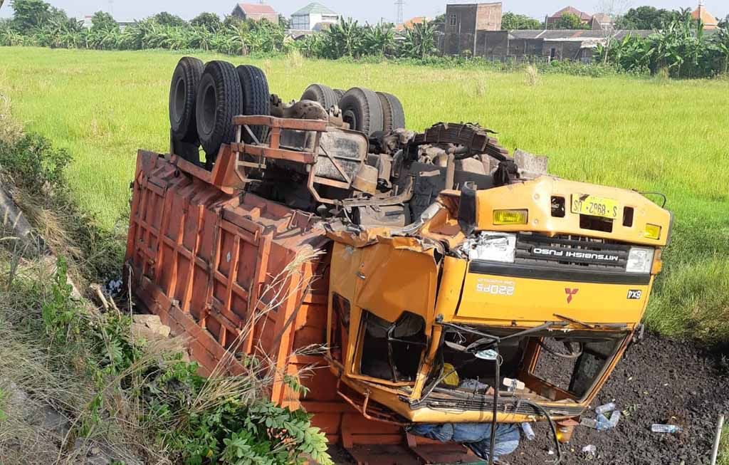Dump truk yang terbalik di Sidoarjo (Foto: istimewa)