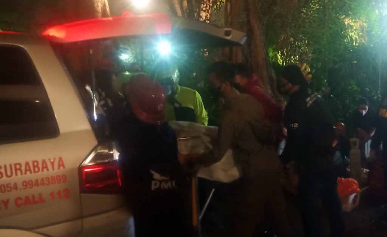 Evakuasi korban yang sesak nafas (Foto: Zain Ahmad/jatimnow.com)