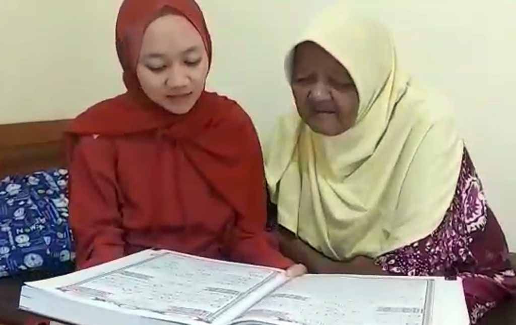 Lansia diajarkan membaca Al-Quran