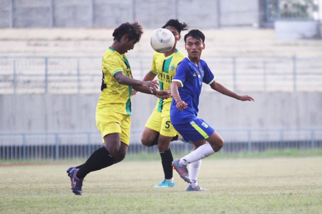 Laga uji coba GU vs Persegres Putra di Stadion Gelora Joko Samudro Gresik (Foto-foto: Sahlul Fahmi/jatimnow.com)