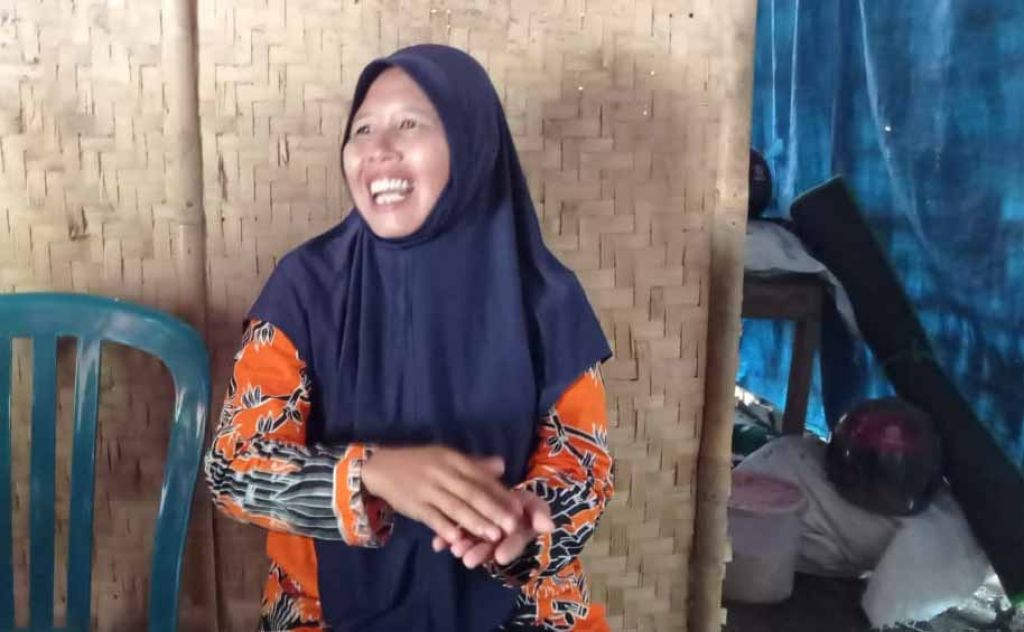 Sri Hartuti, guru honorer yang tinggal dengan kambing (Mita-jatimnow.com)