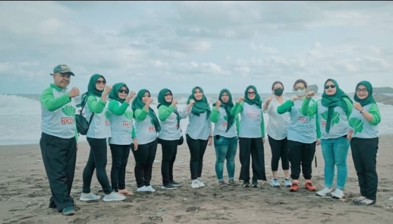 Perempuan Tani (Pertani) Himpunan Kerukunan Tani Indonesia (HKTI).