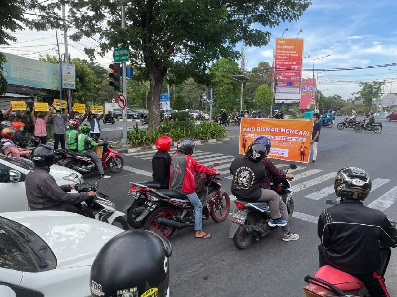 PT Indo Bismar membagikan puluhan laptop dan uang tunai jutaan rupiah untuk para guru.