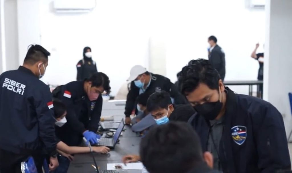 Polda Jatim menggerebek kantor pinjol di Surabaya. (Foto: Istimewa)