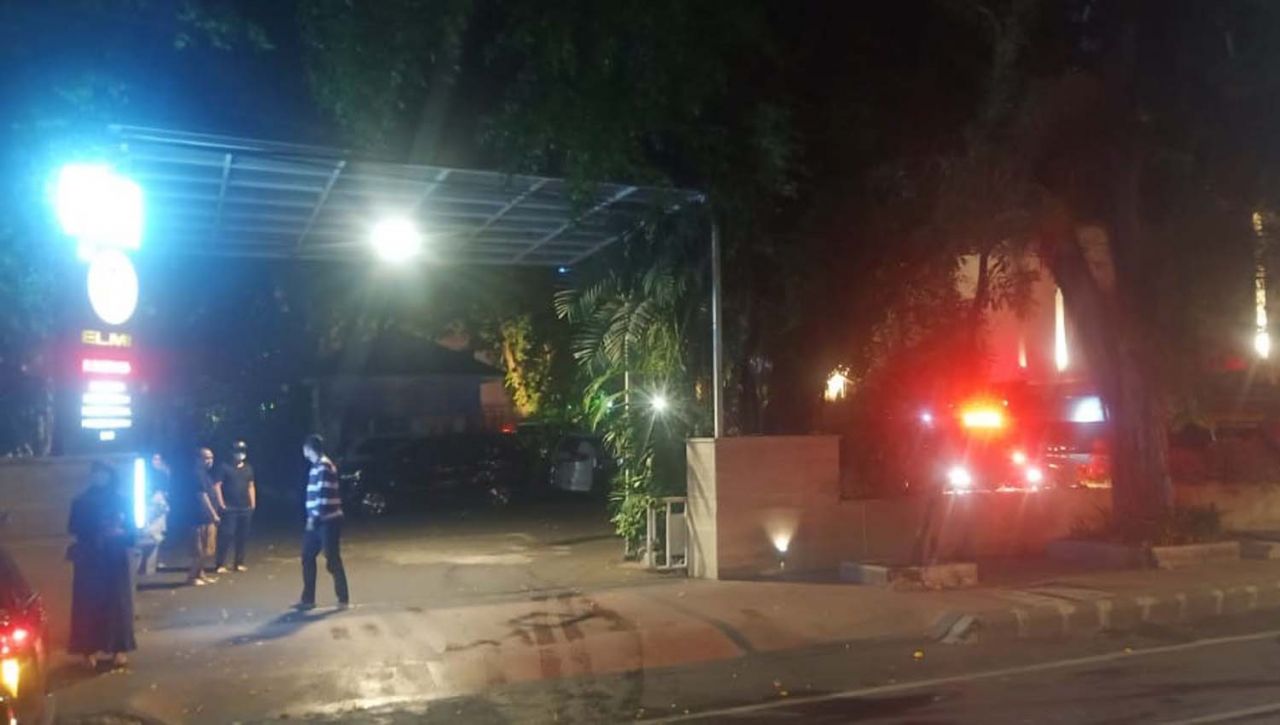 Sejumlah tamu berada di pintu masuk saat terjadi kebakaran di Hotel Elmi Surabaya (Foto-foto: Zain Ahmad/jatimnow.com)