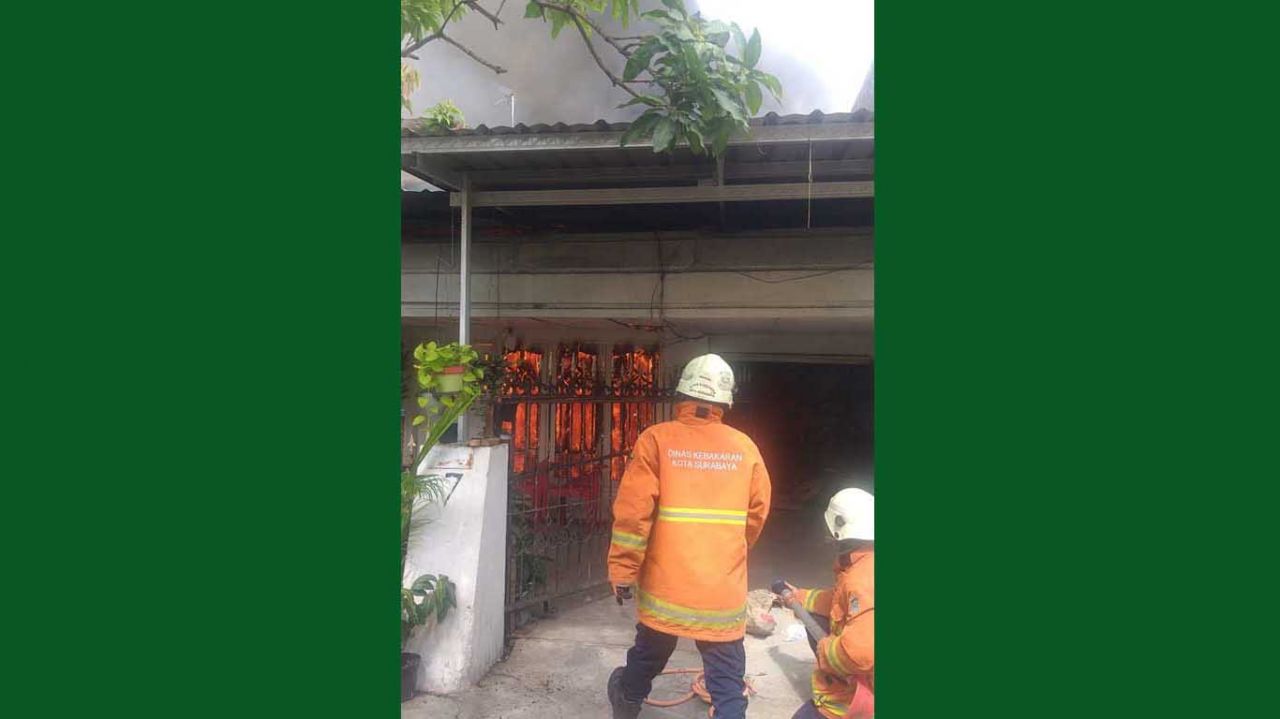 Ditinggal Pemilik Keluar Kota, Sebuah Rumah di Surabaya Terbakar