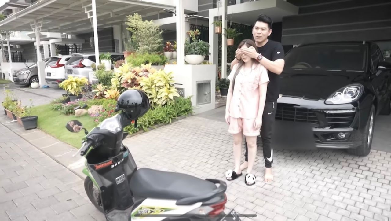 Youtuber Andy Sugar saat menjahili sang istri.