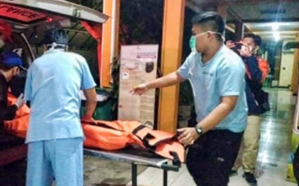 Petugas mengevakuasi jenazah wanita muda yang bunuh diri usai sabetkan pisau ke pasangannya. (Foto: istimewa)