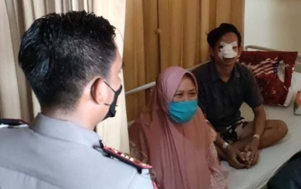 Dimas, korban pengeroyokan mendapat perawatan intensif di RS Ibnu Sina Gresik