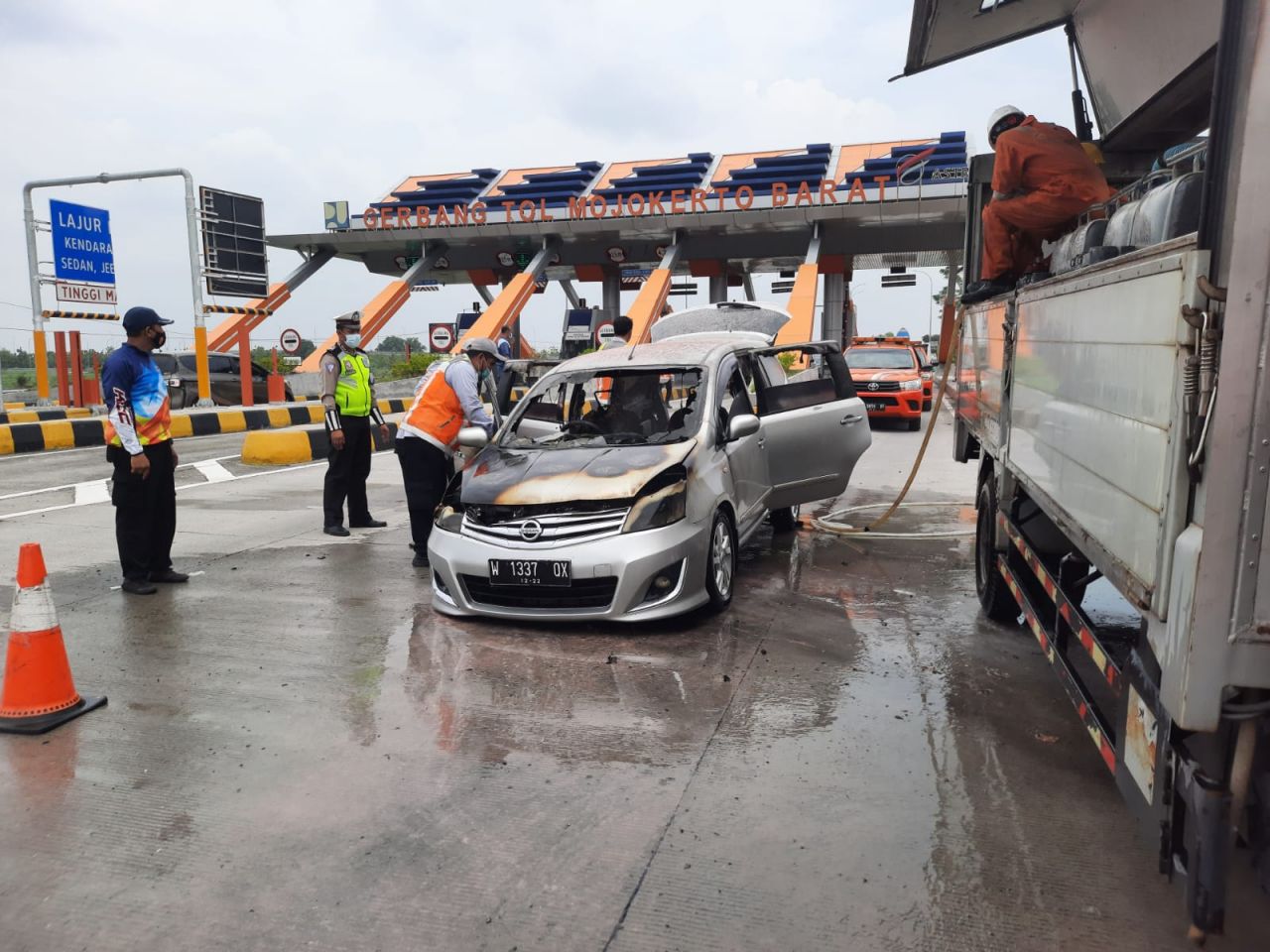 Mobil Nissan Livina Terbakar di Pintu Tol Mojokerto Jombang