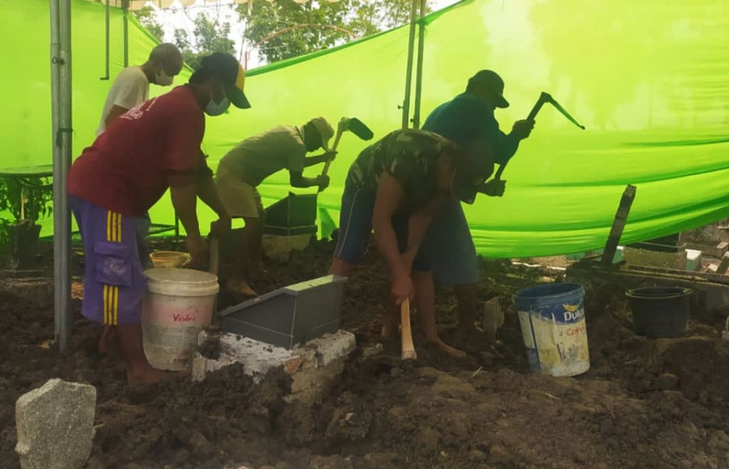 Proses pembongkaran makam seorang santri di Lamongan