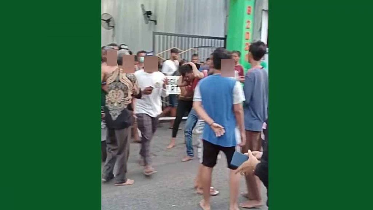 Pelaku pencurian dihajar masa usai kedapatan mencuri motor. (Foto: Istimewa)