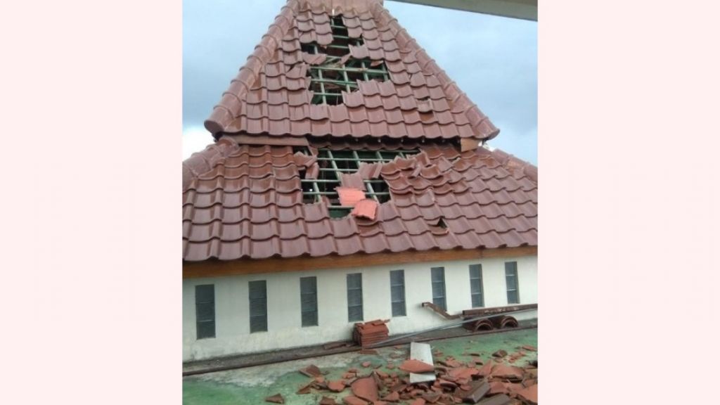 Atap Masjid Al Barokah di Kota Malang yang rusak akibat tersambar petir. (Foto: Tangkapan layar)