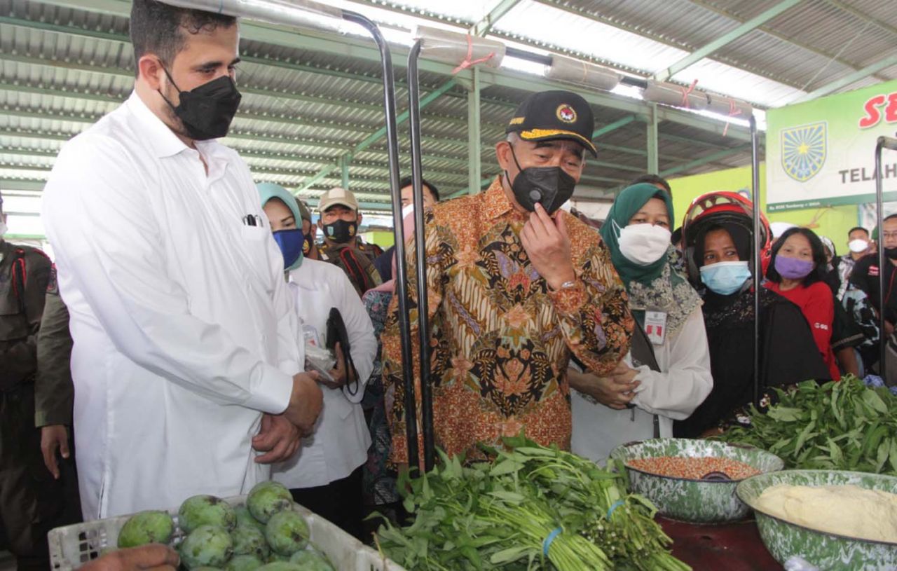 Menko PMK Muhadjir Effendy bersama Wali Kota Probolinggo Hadi Zainal Abidin di pasar tradisional syariah Mayangan