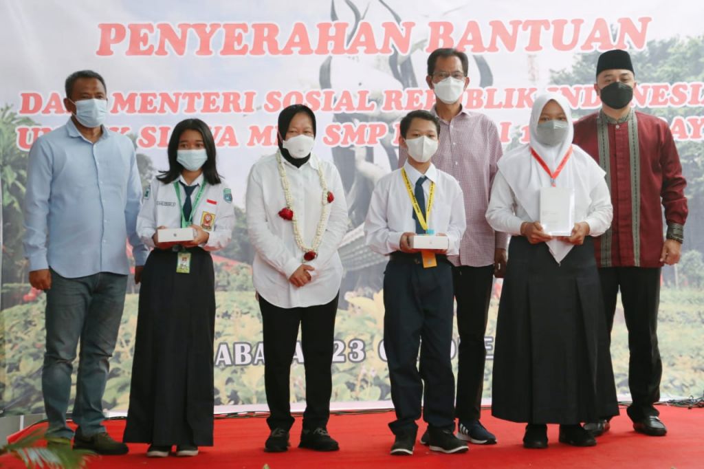 Mensos Risma menyerahkan bantuan tablet kepada siswa SMPN 10 Surabaya. (Foto: Istimewa)