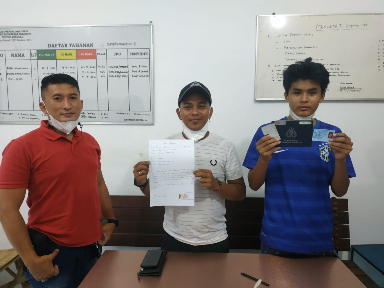 Pemilik motor yang gegerkan jamaah Masjid Al-Jabbar ketika di Mapolsek Sukolilo. (Foto: Zain Ahmad/jatimnow.com)