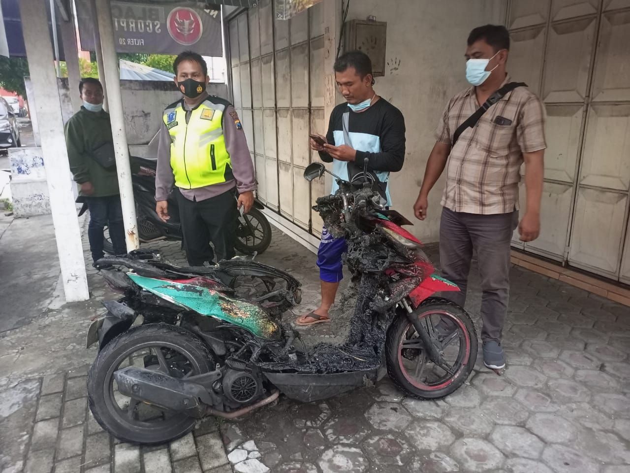 Motor yang terbakar di area SPBU Jalan Losari, Mojokerto. (Foto: istimewa)