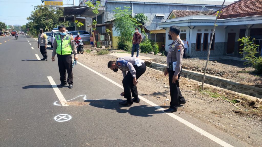Polisi melakukan olah TKP laka antara pengendara motor dan truk. (Foto: Istimewa)