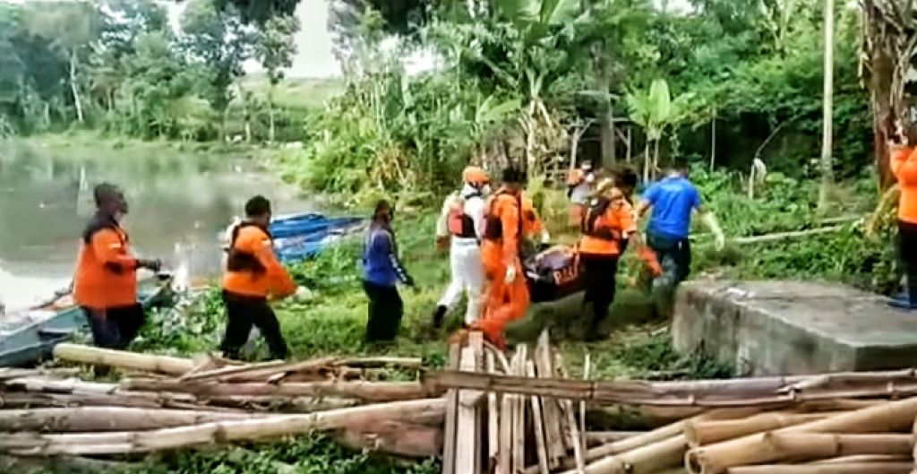 Tim BPBD mengevakuasi pemancing terseret arus banjir di Malang.  (Foto: istimewa)