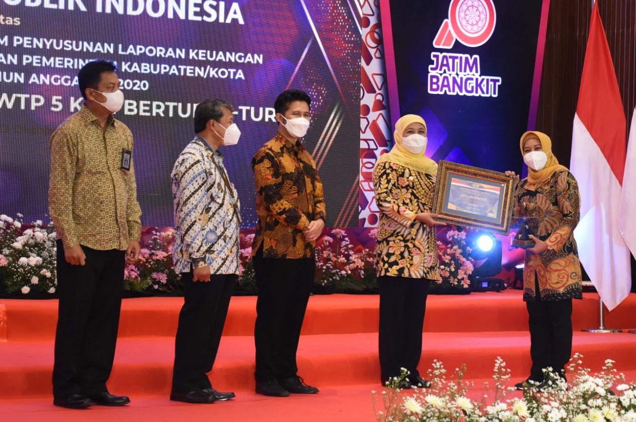 Penghargaan diberikan oleh Gubernur Jatim Khofifah Indar Parawansa kepada Wali Kota Mojokerto Ika Puspitasari