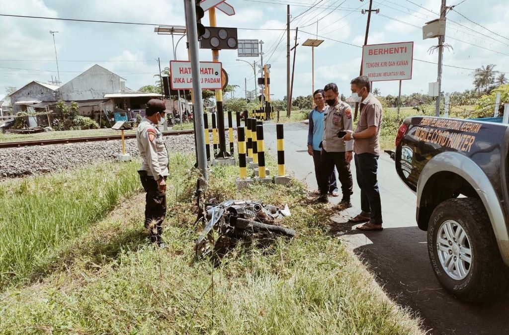 Lokasi pemotor di Banyuwangi tewas tersambar kereta api