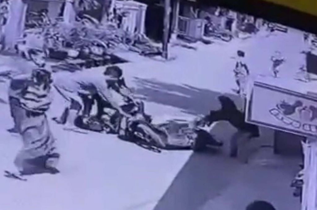 Tangkapan layar video CCTV yang merekam aksi korban melumpuhkan terduga pencuri di Banyuwangi