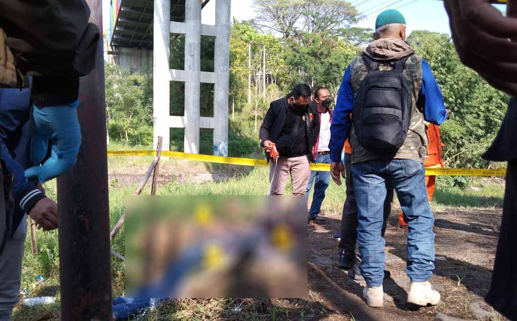 Polisi mendatangi lokasi penemuan mayat di Kota Batu/ jatimnow.com