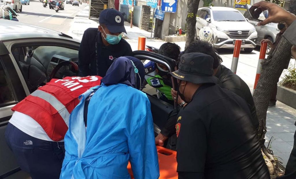 Mobil Agya Tabrak Trotoar di Surabaya, Pengemudi Meninggal