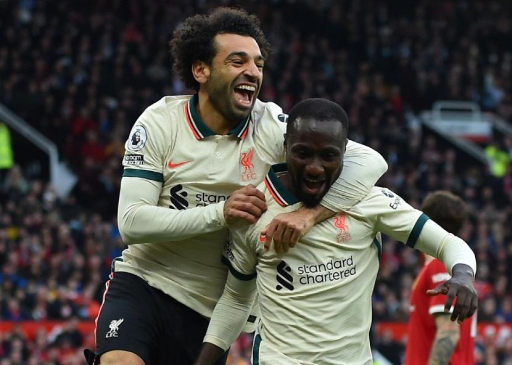 Mohamed Salah dan Naby Keita merayakan gol ke gawang MU (Foto: EPA-EFE/PETER POWELL via Republika)