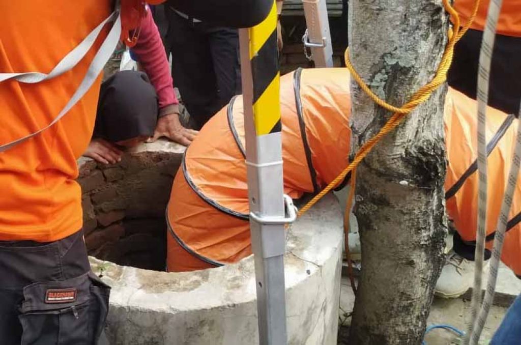 Petugas evakuasi korban yang terjebur ke dalam sumur