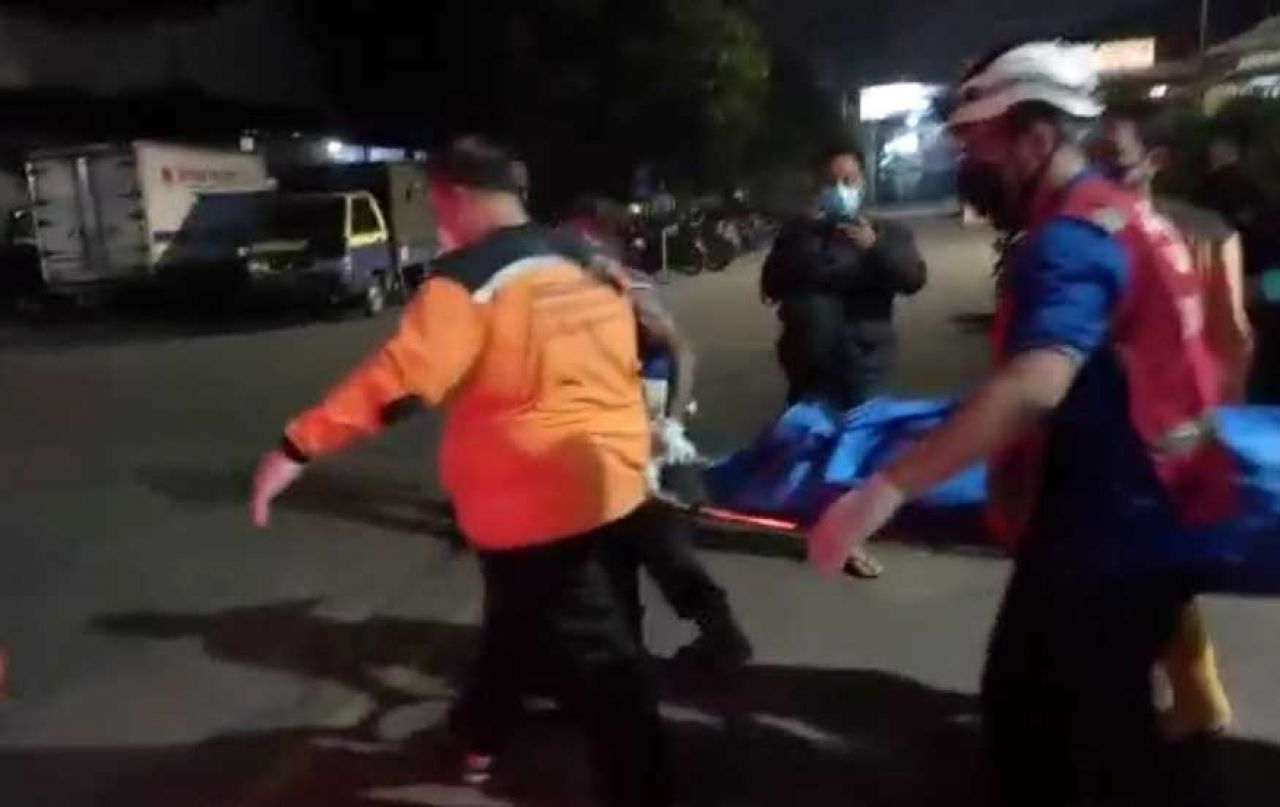 Jasad korban saat dievakuasi ke RSUD Kota Mojokerto (Foto: istimewa)