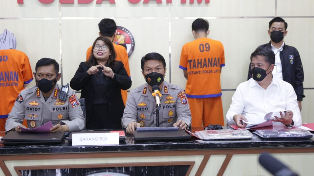 Kapolda Jatim, Irjen Pol Nico Afinta membeberkan ungkap kasus pinjol ilegal di Surabaya